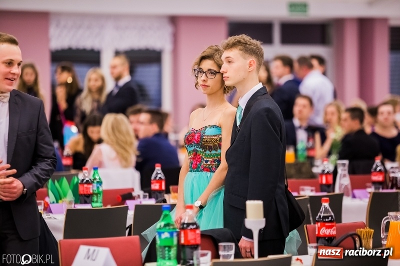 Zdjęcie w galerii na portalu naszraciborz.pl: Poloneza czas zacząć. I LO bawi się w Zakrzowie wiadomości z regionu