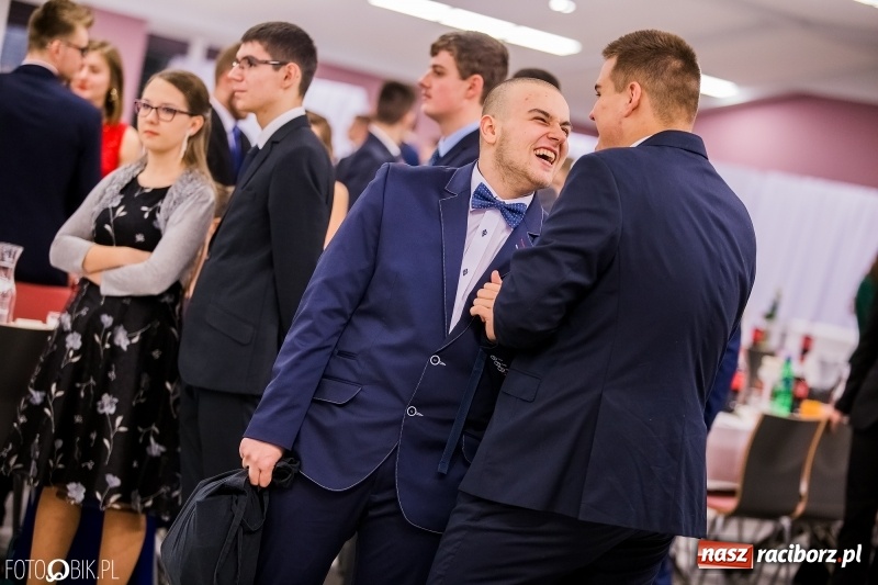 Zdjęcie w galerii na portalu naszraciborz.pl: Poloneza czas zacząć. I LO bawi się w Zakrzowie wiadomości z regionu