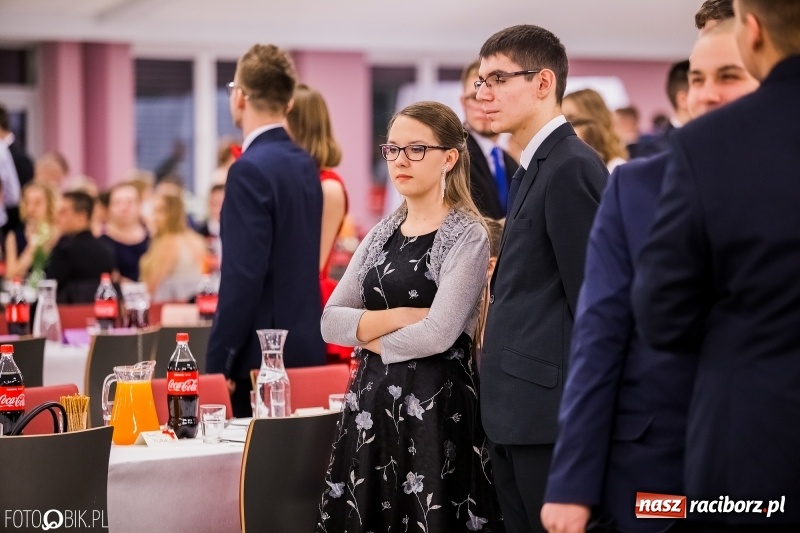 Zdjęcie w galerii na portalu naszraciborz.pl: Poloneza czas zacząć. I LO bawi się w Zakrzowie wiadomości z regionu