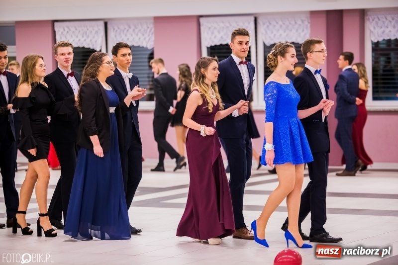 Zdjęcie w galerii na portalu naszraciborz.pl: Poloneza czas zacząć. I LO bawi się w Zakrzowie wiadomości z regionu