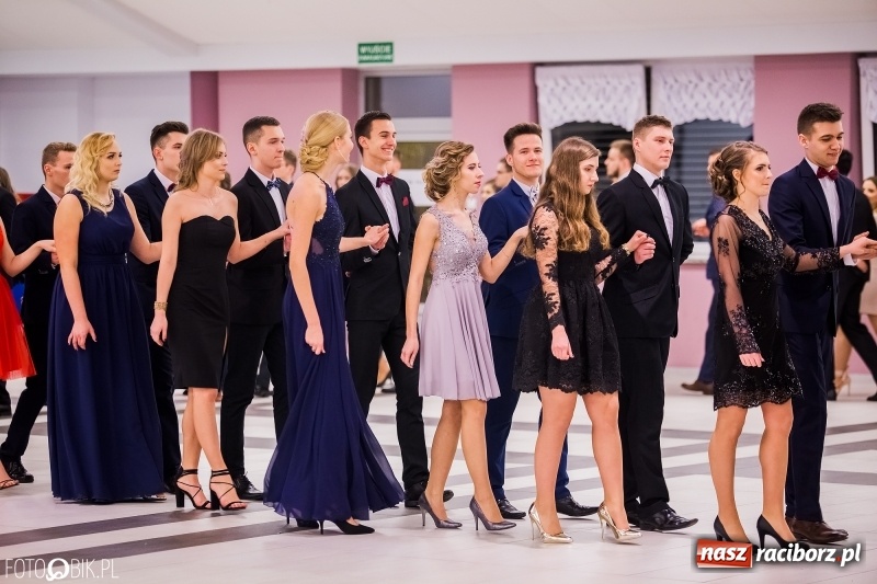 Zdjęcie w galerii na portalu naszraciborz.pl: Poloneza czas zacząć. I LO bawi się w Zakrzowie wiadomości z regionu