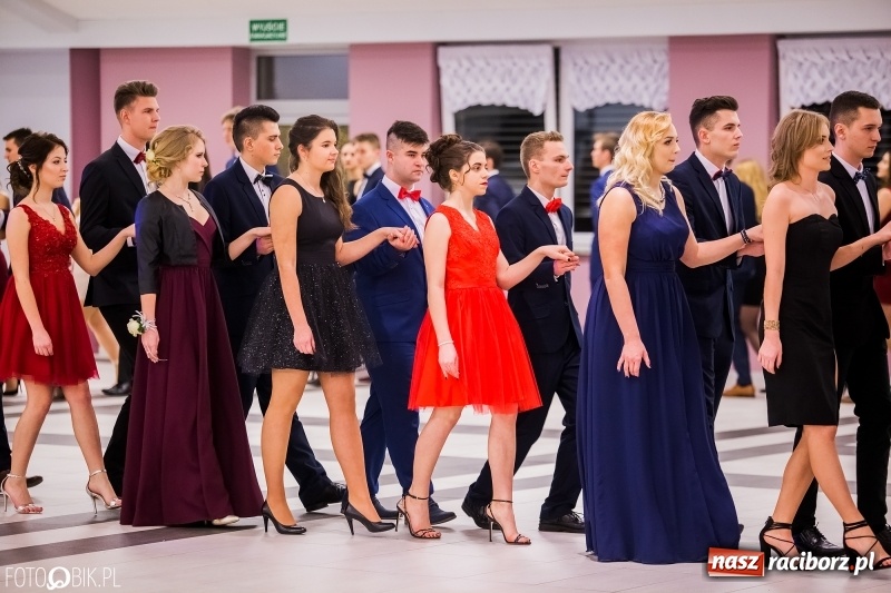 Zdjęcie w galerii na portalu naszraciborz.pl: Poloneza czas zacząć. I LO bawi się w Zakrzowie wiadomości z regionu