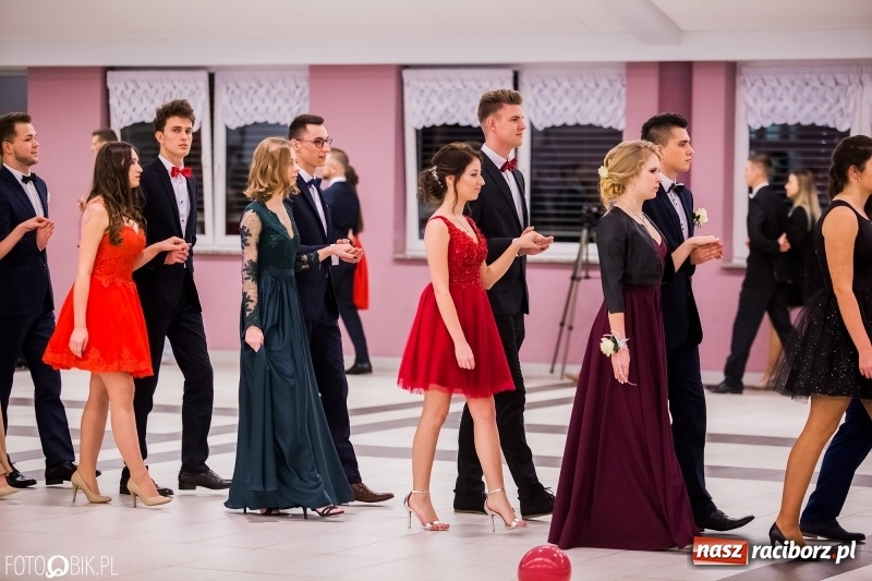 Zdjęcie w galerii na portalu naszraciborz.pl: Poloneza czas zacząć. I LO bawi się w Zakrzowie wiadomości z regionu