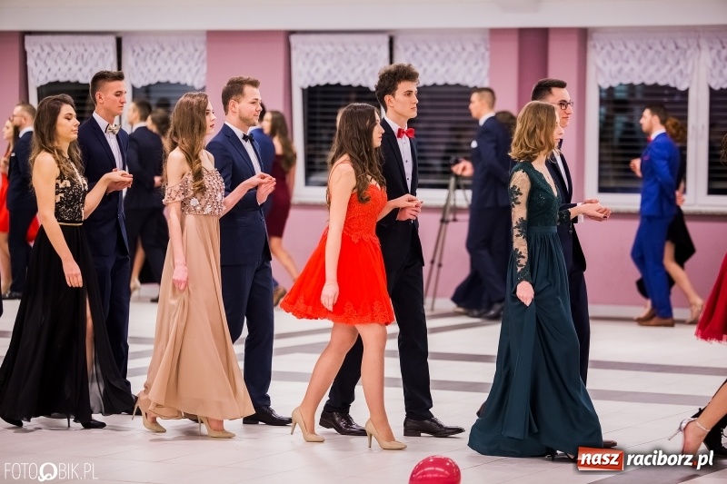 Zdjęcie w galerii na portalu naszraciborz.pl: Poloneza czas zacząć. I LO bawi się w Zakrzowie wiadomości z regionu