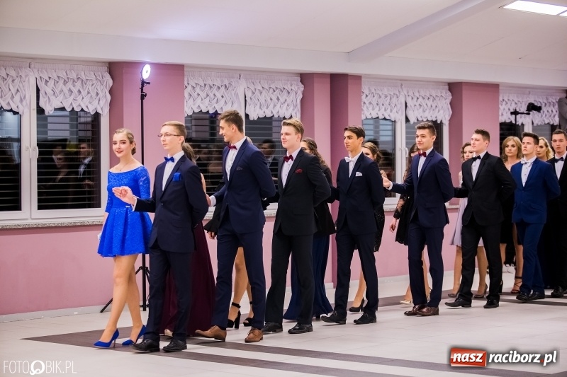 Zdjęcie w galerii na portalu naszraciborz.pl: Poloneza czas zacząć. I LO bawi się w Zakrzowie wiadomości z regionu