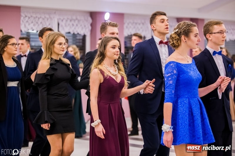 Zdjęcie w galerii na portalu naszraciborz.pl: Poloneza czas zacząć. I LO bawi się w Zakrzowie wiadomości z regionu