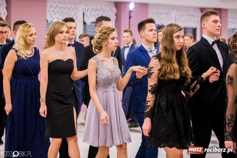 Zdjęcie w galerii na portalu naszraciborz.pl: Poloneza czas zacząć. I LO bawi się w Zakrzowie wiadomości z regionu