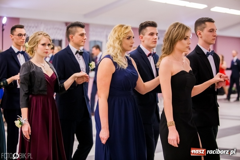 Zdjęcie w galerii na portalu naszraciborz.pl: Poloneza czas zacząć. I LO bawi się w Zakrzowie wiadomości z regionu