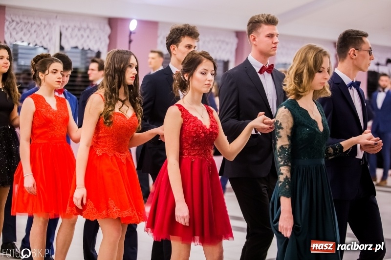 Zdjęcie w galerii na portalu naszraciborz.pl: Poloneza czas zacząć. I LO bawi się w Zakrzowie wiadomości z regionu