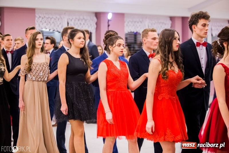 Zdjęcie w galerii na portalu naszraciborz.pl: Poloneza czas zacząć. I LO bawi się w Zakrzowie wiadomości z regionu