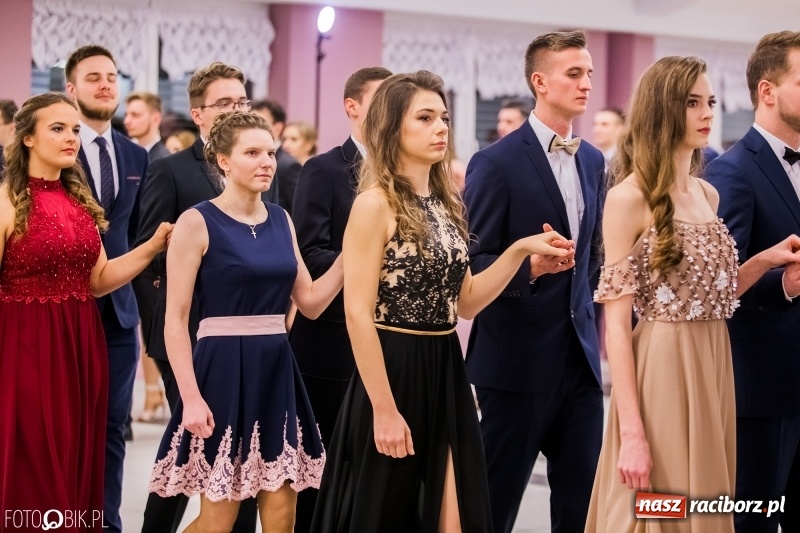 Zdjęcie w galerii na portalu naszraciborz.pl: Poloneza czas zacząć. I LO bawi się w Zakrzowie wiadomości z regionu