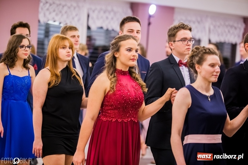 Zdjęcie w galerii na portalu naszraciborz.pl: Poloneza czas zacząć. I LO bawi się w Zakrzowie wiadomości z regionu