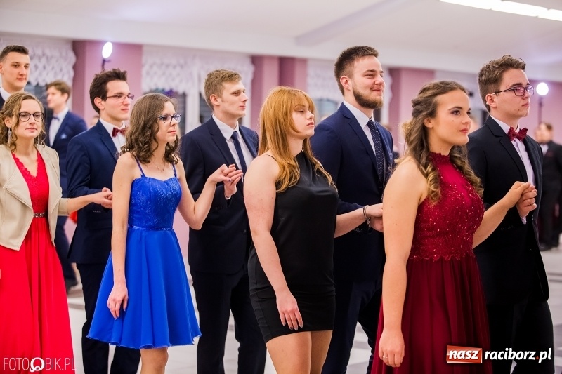 Zdjęcie w galerii na portalu naszraciborz.pl: Poloneza czas zacząć. I LO bawi się w Zakrzowie wiadomości z regionu