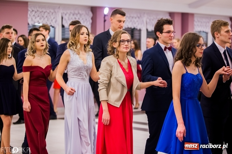 Zdjęcie w galerii na portalu naszraciborz.pl: Poloneza czas zacząć. I LO bawi się w Zakrzowie wiadomości z regionu