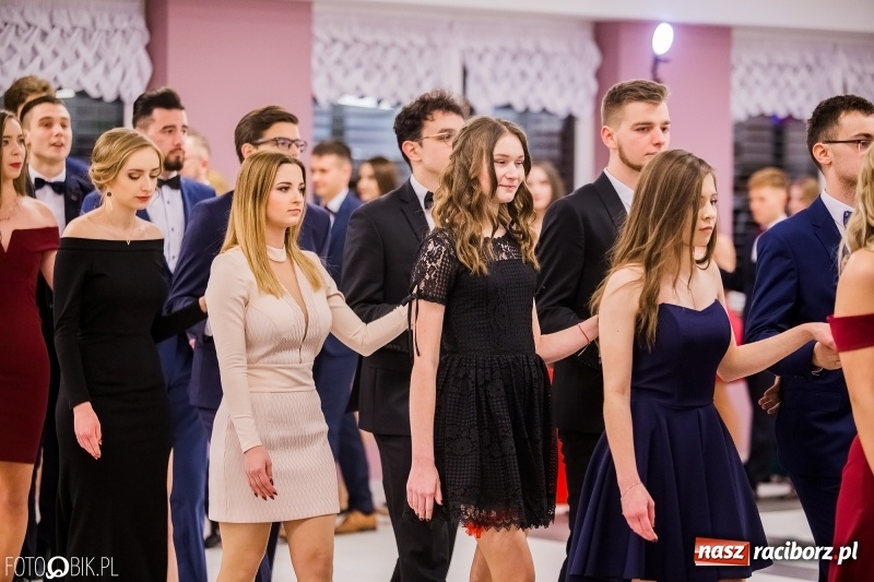 Zdjęcie w galerii na portalu naszraciborz.pl: Poloneza czas zacząć. I LO bawi się w Zakrzowie wiadomości z regionu