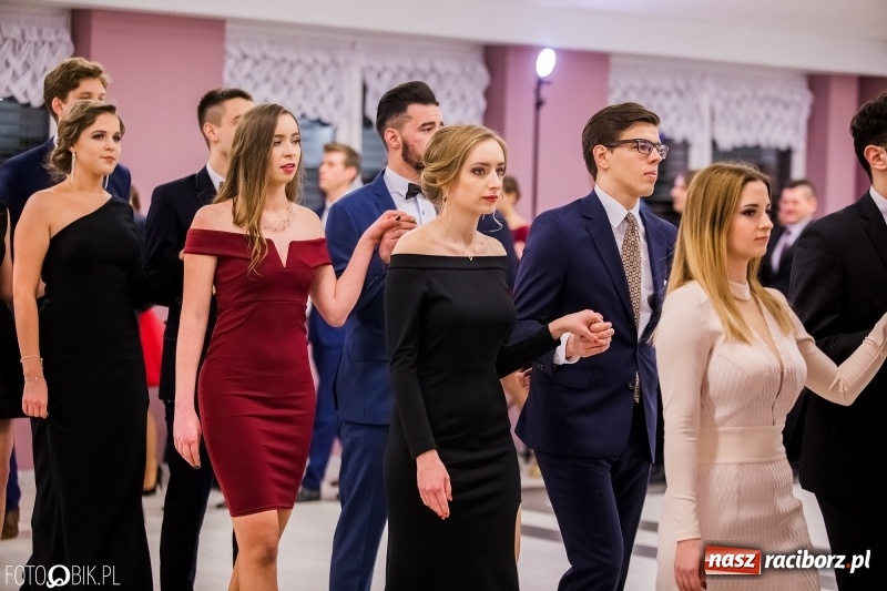 Zdjęcie w galerii na portalu naszraciborz.pl: Poloneza czas zacząć. I LO bawi się w Zakrzowie wiadomości z regionu