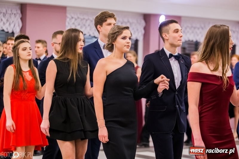 Zdjęcie w galerii na portalu naszraciborz.pl: Poloneza czas zacząć. I LO bawi się w Zakrzowie wiadomości z regionu