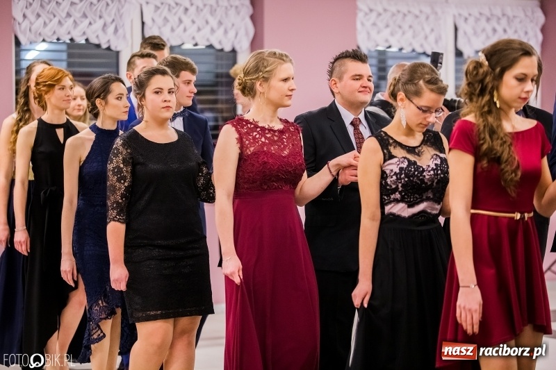 Zdjęcie w galerii na portalu naszraciborz.pl: Poloneza czas zacząć. I LO bawi się w Zakrzowie wiadomości z regionu