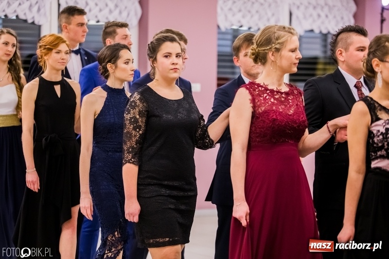 Zdjęcie w galerii na portalu naszraciborz.pl: Poloneza czas zacząć. I LO bawi się w Zakrzowie wiadomości z regionu