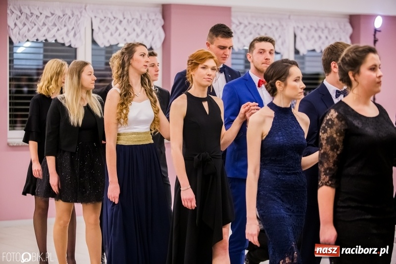 Zdjęcie w galerii na portalu naszraciborz.pl: Poloneza czas zacząć. I LO bawi się w Zakrzowie wiadomości z regionu