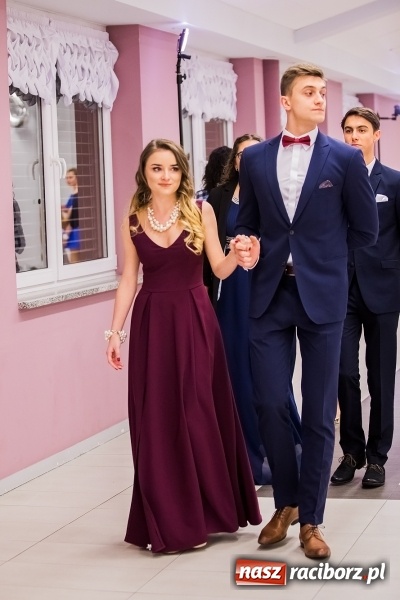 Zdjęcie w galerii na portalu naszraciborz.pl: Poloneza czas zacząć. I LO bawi się w Zakrzowie wiadomości z regionu