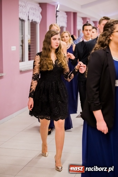 Zdjęcie w galerii na portalu naszraciborz.pl: Poloneza czas zacząć. I LO bawi się w Zakrzowie wiadomości z regionu