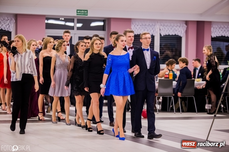 Zdjęcie w galerii na portalu naszraciborz.pl: Poloneza czas zacząć. I LO bawi się w Zakrzowie wiadomości z regionu