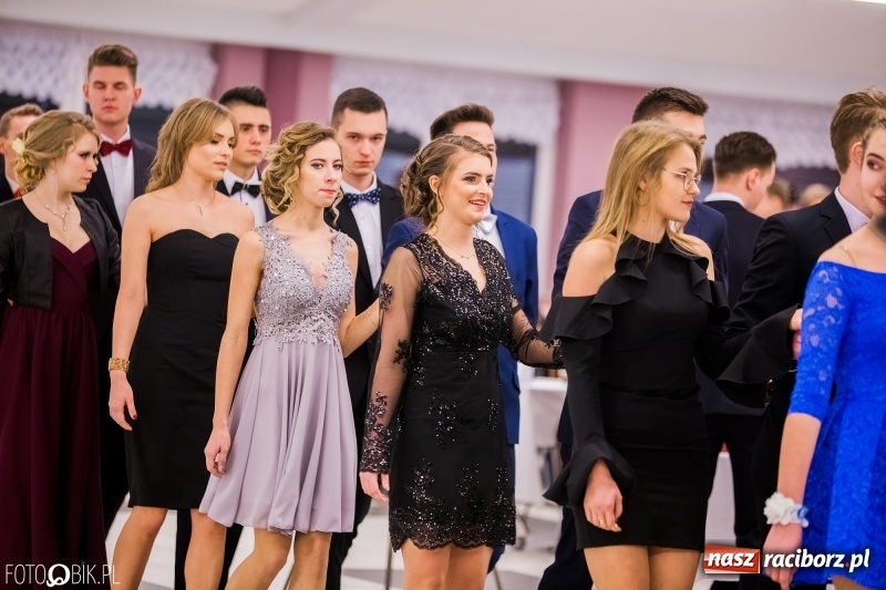 Zdjęcie w galerii na portalu naszraciborz.pl: Poloneza czas zacząć. I LO bawi się w Zakrzowie wiadomości z regionu