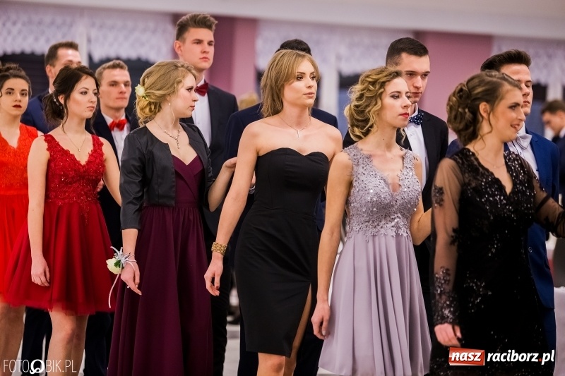 Zdjęcie w galerii na portalu naszraciborz.pl: Poloneza czas zacząć. I LO bawi się w Zakrzowie wiadomości z regionu