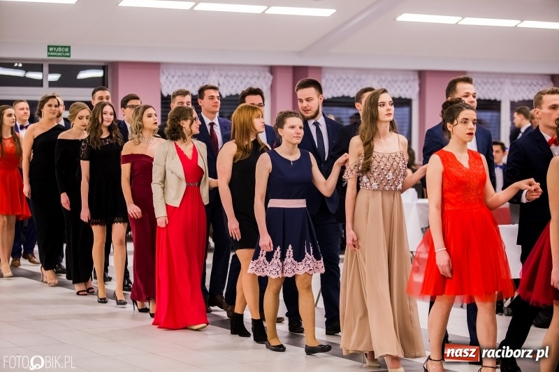 Zdjęcie w galerii na portalu naszraciborz.pl: Poloneza czas zacząć. I LO bawi się w Zakrzowie wiadomości z regionu