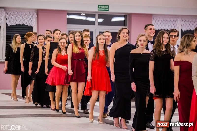 Zdjęcie w galerii na portalu naszraciborz.pl: Poloneza czas zacząć. I LO bawi się w Zakrzowie wiadomości z regionu