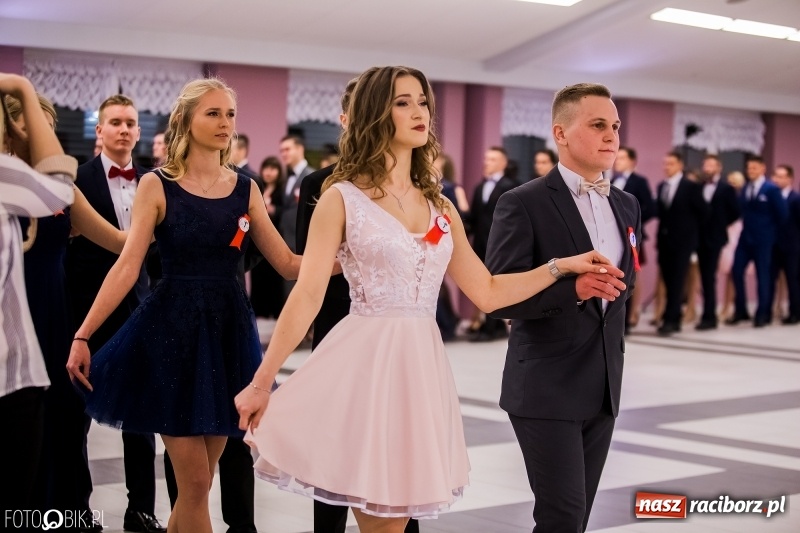 Zdjęcie w galerii na portalu naszraciborz.pl: Poloneza czas zacząć. I LO bawi się w Zakrzowie wiadomości z regionu