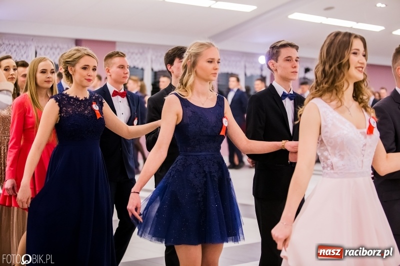 Zdjęcie w galerii na portalu naszraciborz.pl: Poloneza czas zacząć. I LO bawi się w Zakrzowie wiadomości z regionu