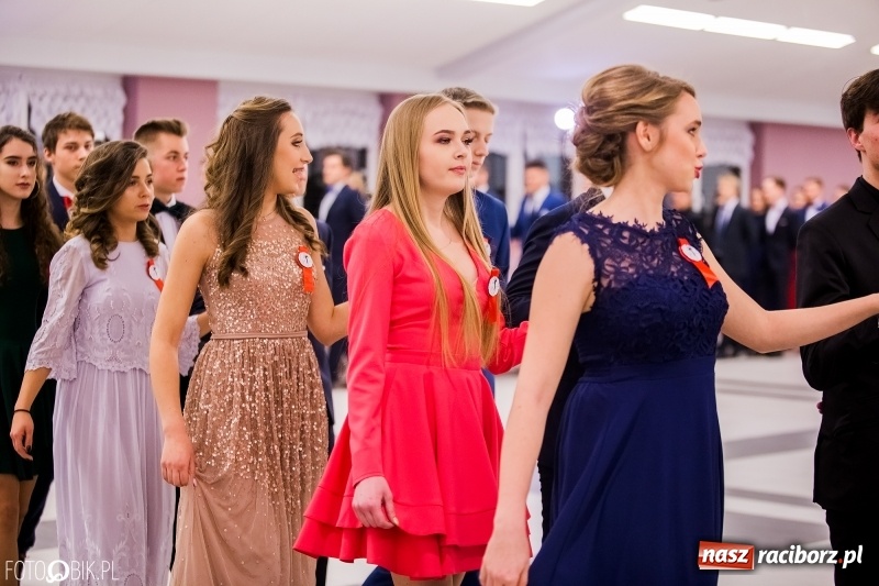 Zdjęcie w galerii na portalu naszraciborz.pl: Poloneza czas zacząć. I LO bawi się w Zakrzowie wiadomości z regionu