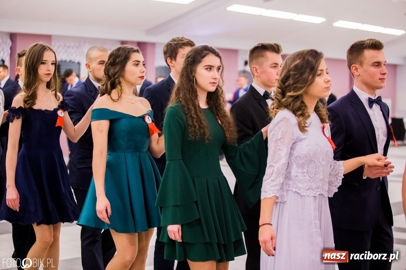 Zdjęcie w galerii na portalu naszraciborz.pl: Poloneza czas zacząć. I LO bawi się w Zakrzowie wiadomości z regionu