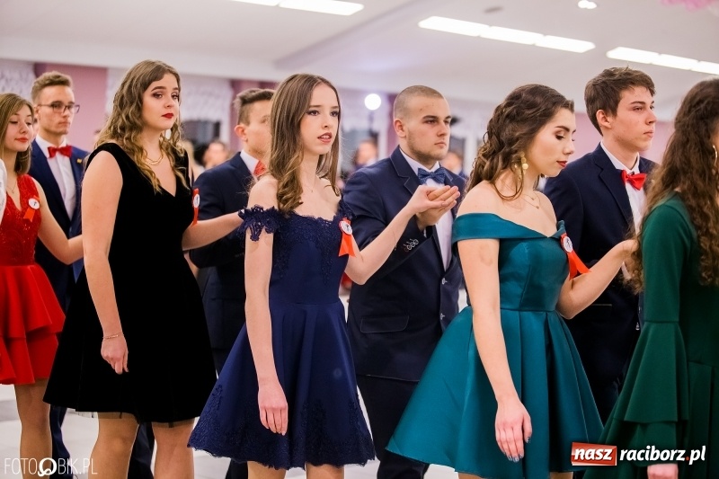 Zdjęcie w galerii na portalu naszraciborz.pl: Poloneza czas zacząć. I LO bawi się w Zakrzowie wiadomości z regionu