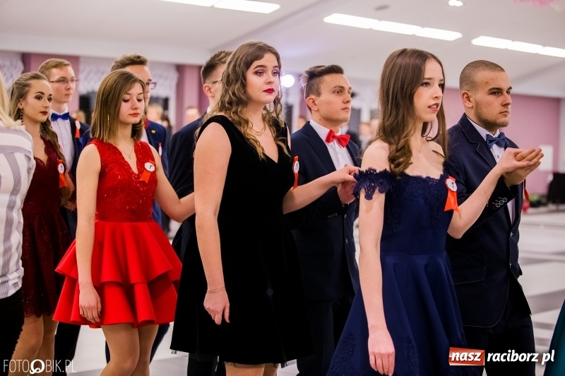 Zdjęcie w galerii na portalu naszraciborz.pl: Poloneza czas zacząć. I LO bawi się w Zakrzowie wiadomości z regionu