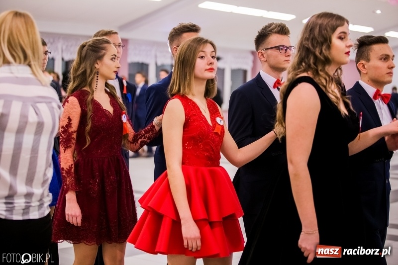 Zdjęcie w galerii na portalu naszraciborz.pl: Poloneza czas zacząć. I LO bawi się w Zakrzowie wiadomości z regionu