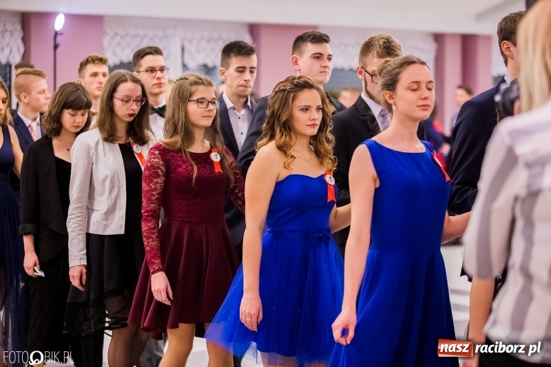 Zdjęcie w galerii na portalu naszraciborz.pl: Poloneza czas zacząć. I LO bawi się w Zakrzowie wiadomości z regionu