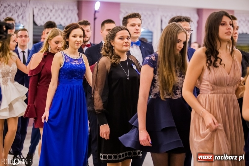 Zdjęcie w galerii na portalu naszraciborz.pl: Poloneza czas zacząć. I LO bawi się w Zakrzowie wiadomości z regionu