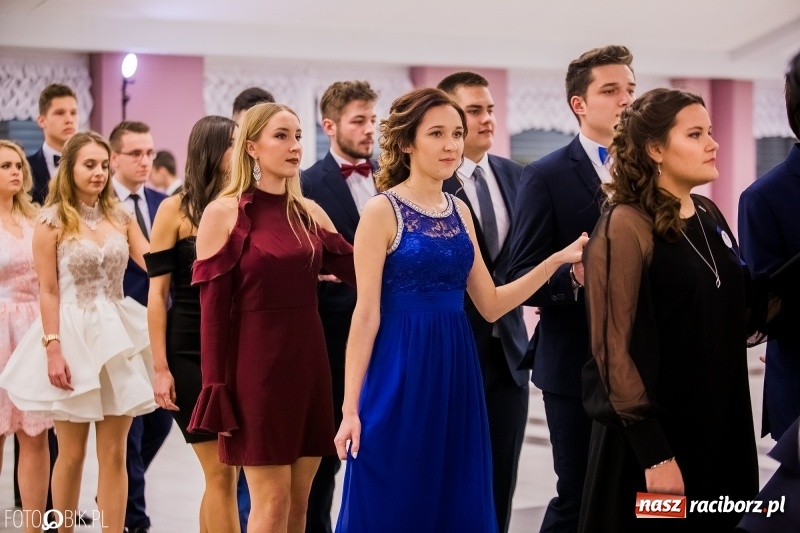 Zdjęcie w galerii na portalu naszraciborz.pl: Poloneza czas zacząć. I LO bawi się w Zakrzowie wiadomości z regionu