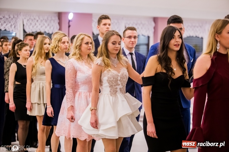 Zdjęcie w galerii na portalu naszraciborz.pl: Poloneza czas zacząć. I LO bawi się w Zakrzowie wiadomości z regionu