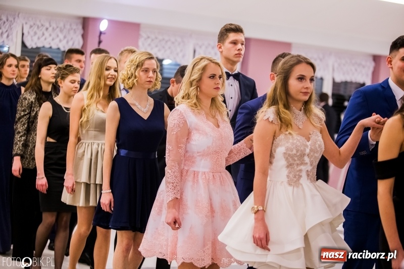 Zdjęcie w galerii na portalu naszraciborz.pl: Poloneza czas zacząć. I LO bawi się w Zakrzowie wiadomości z regionu