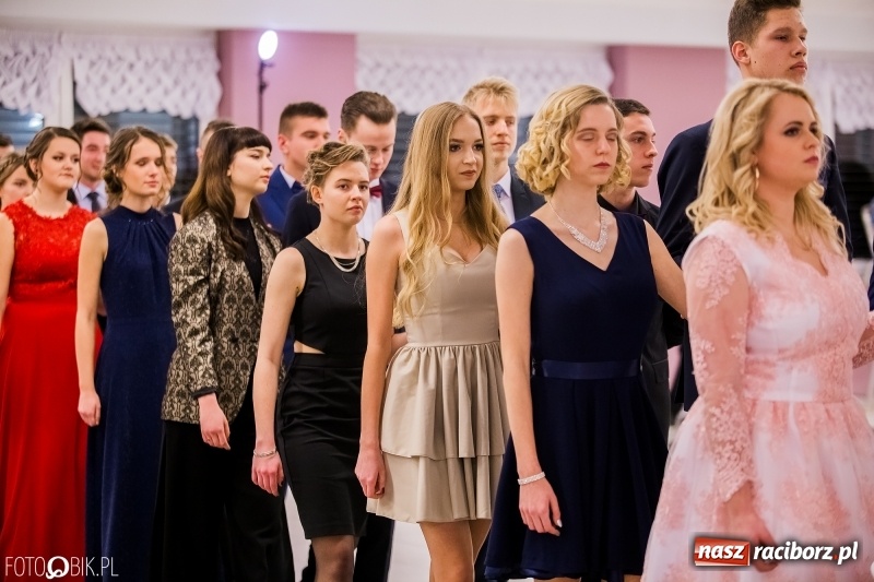 Zdjęcie w galerii na portalu naszraciborz.pl: Poloneza czas zacząć. I LO bawi się w Zakrzowie wiadomości z regionu