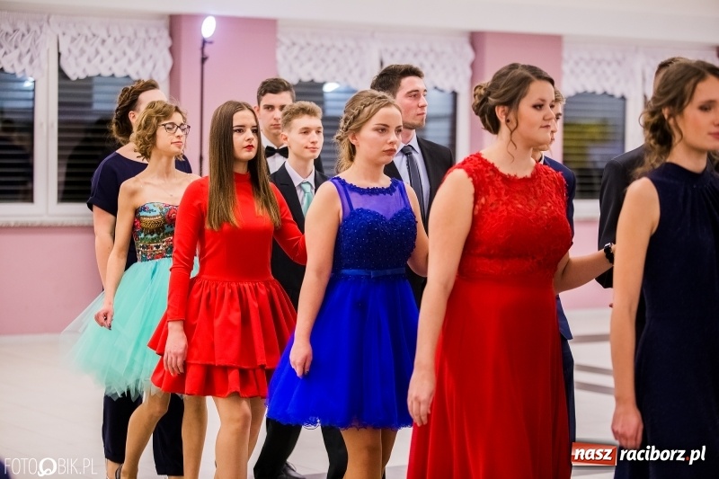 Zdjęcie w galerii na portalu naszraciborz.pl: Poloneza czas zacząć. I LO bawi się w Zakrzowie wiadomości z regionu