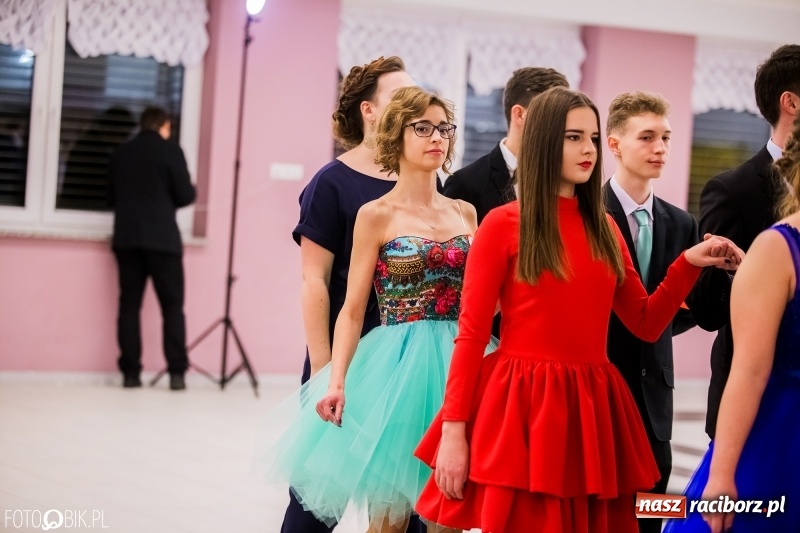 Zdjęcie w galerii na portalu naszraciborz.pl: Poloneza czas zacząć. I LO bawi się w Zakrzowie wiadomości z regionu