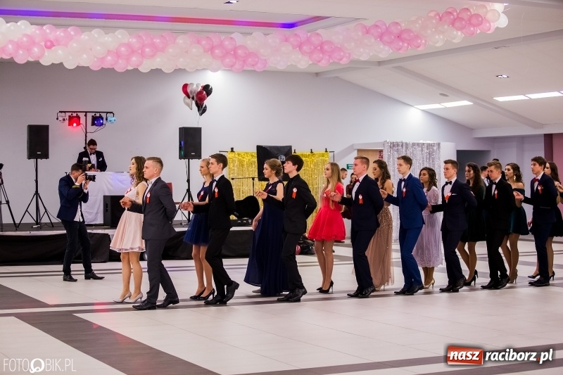 Zdjęcie w galerii na portalu naszraciborz.pl: Poloneza czas zacząć. I LO bawi się w Zakrzowie wiadomości z regionu