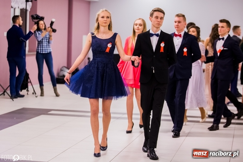 Zdjęcie w galerii na portalu naszraciborz.pl: Poloneza czas zacząć. I LO bawi się w Zakrzowie wiadomości z regionu