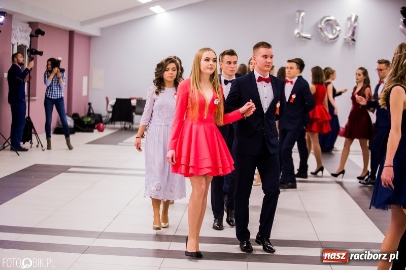 Zdjęcie w galerii na portalu naszraciborz.pl: Poloneza czas zacząć. I LO bawi się w Zakrzowie wiadomości z regionu