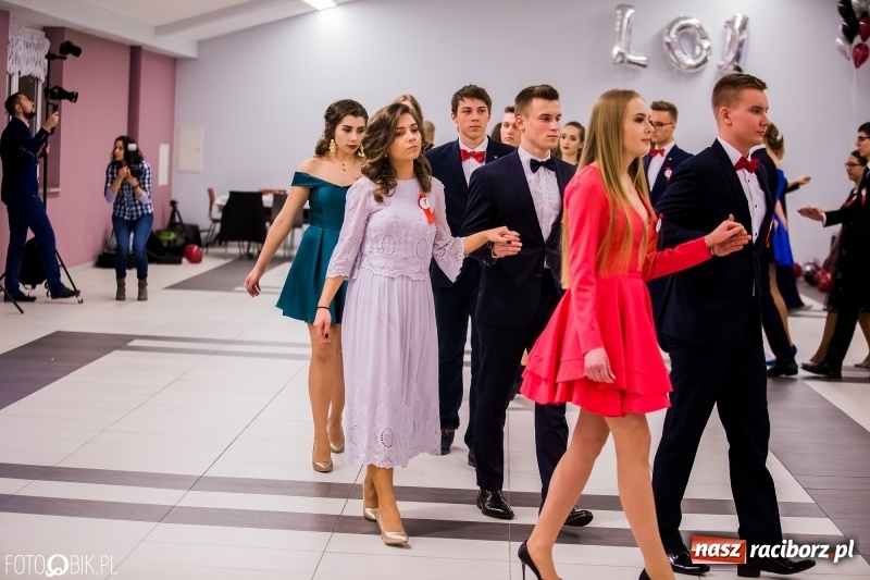 Zdjęcie w galerii na portalu naszraciborz.pl: Poloneza czas zacząć. I LO bawi się w Zakrzowie wiadomości z regionu